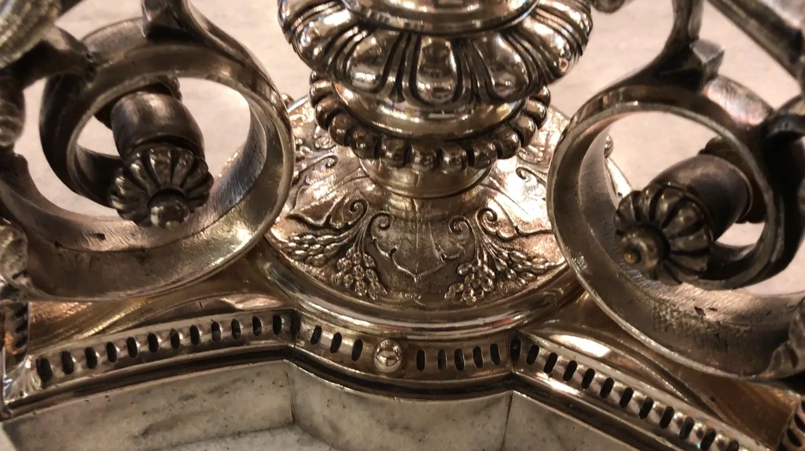 قطع مركزية للطاولة قديمة Christofle مع تفاصيل زخرفية، جو أنيق