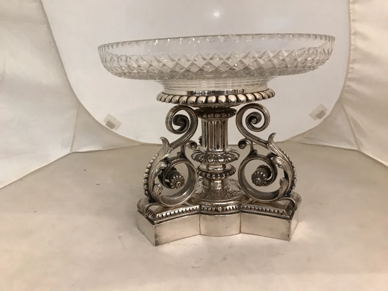 centre de table ancien Christofle avec base ornée et forme décorative