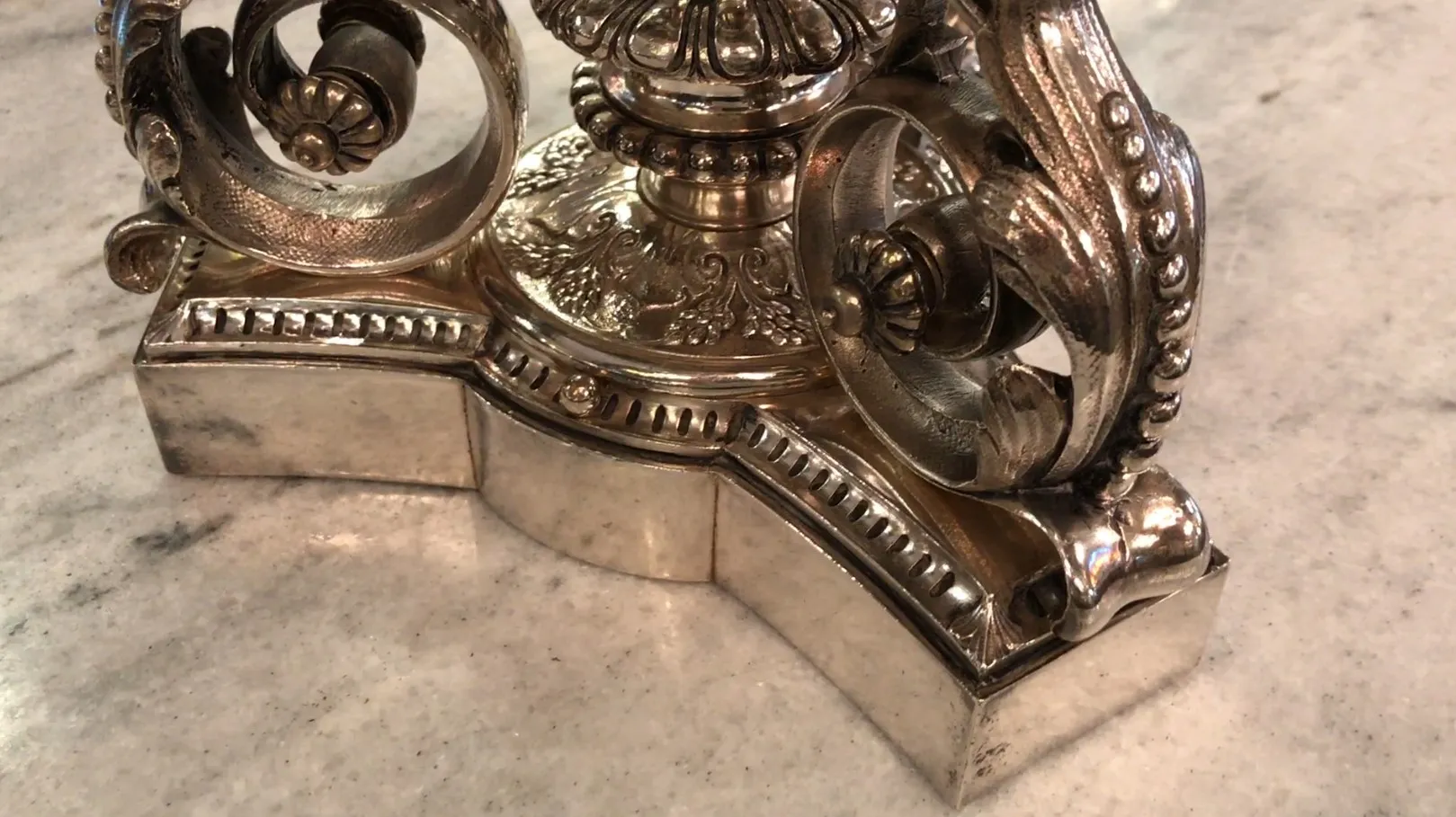 Centro de mesa antigo Christofle com detalhes decorativos e design elegante.