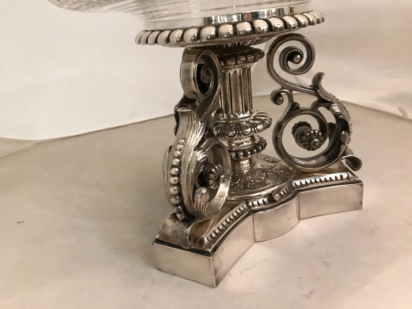 centro de mesa antigo Christofle, base decorativa, estilo clássico