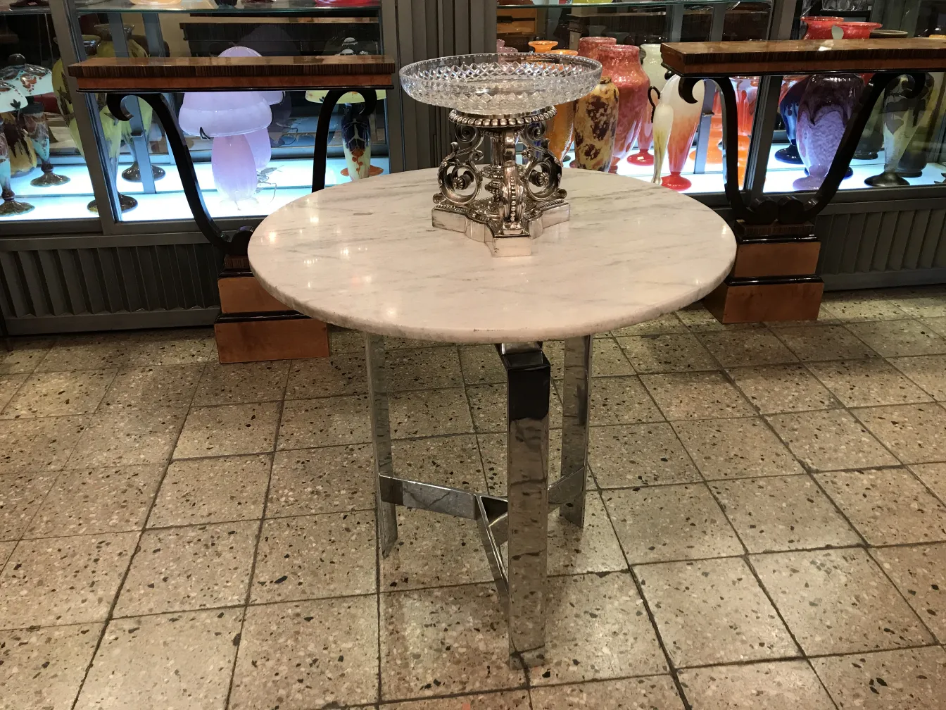 centro de mesa antigo Christofle em uma mesa redonda em um ambiente elegante