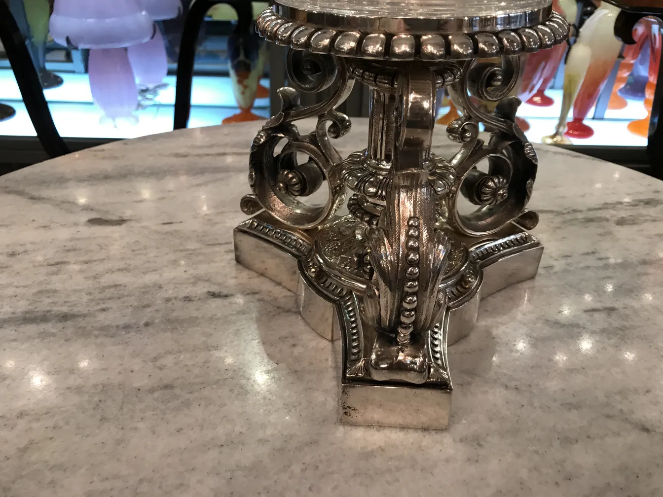 jardinera antigua christofle con detalles elaborados en un entorno elegante