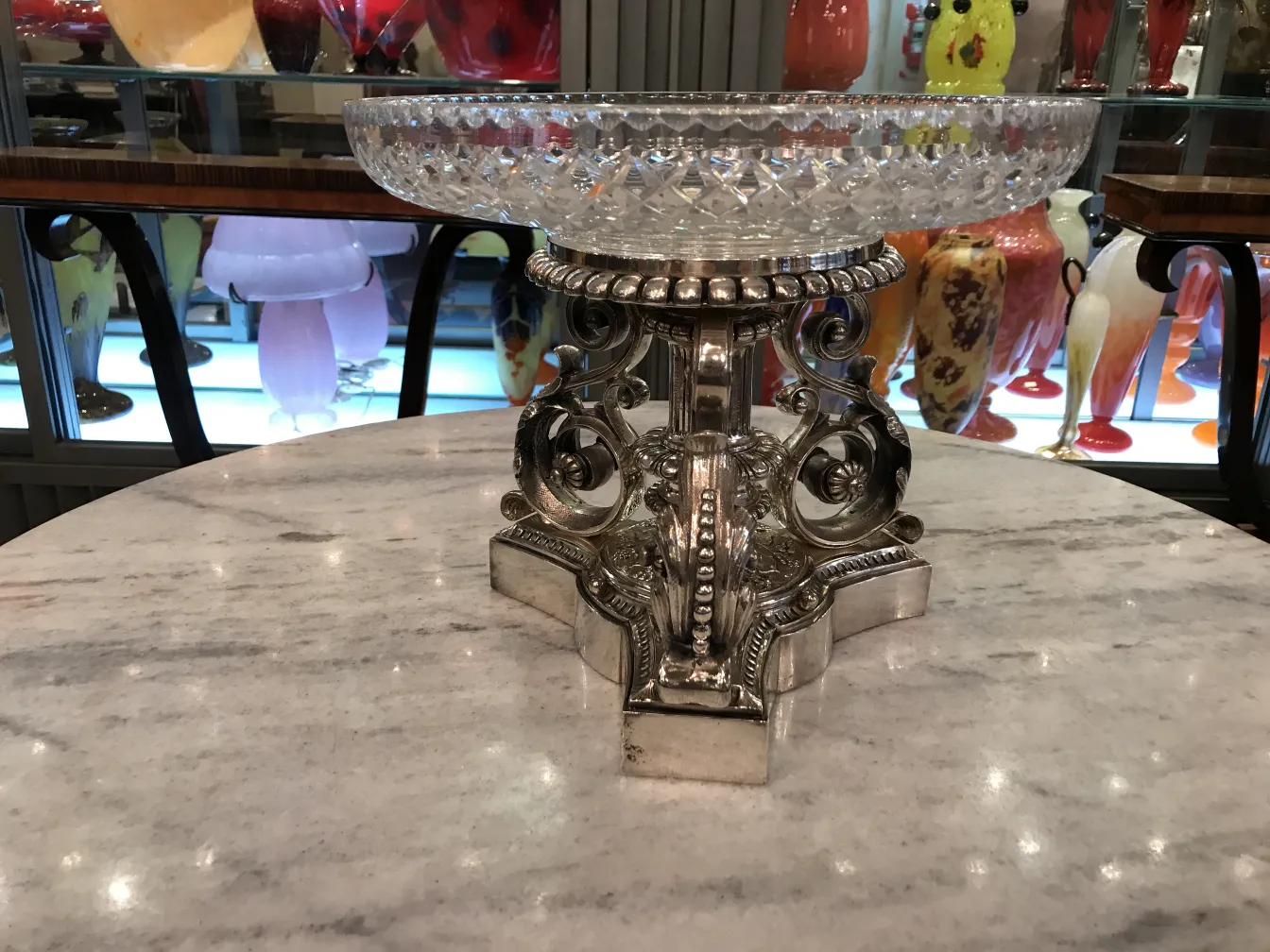 装饰性的古董中心装饰品Christofle，优雅的底座在大理石桌上。
