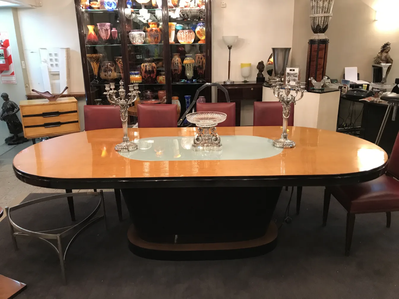 centro de mesa antigo Christofle em uma mesa elegante, embelezando o ambiente