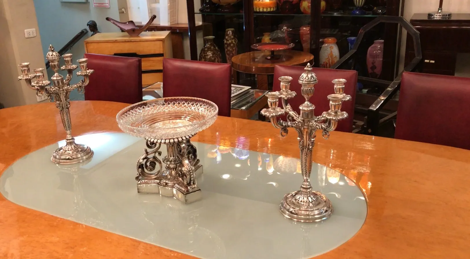 linda centro de mesa antiga da marca christofle com detalhes decorativos na mesa