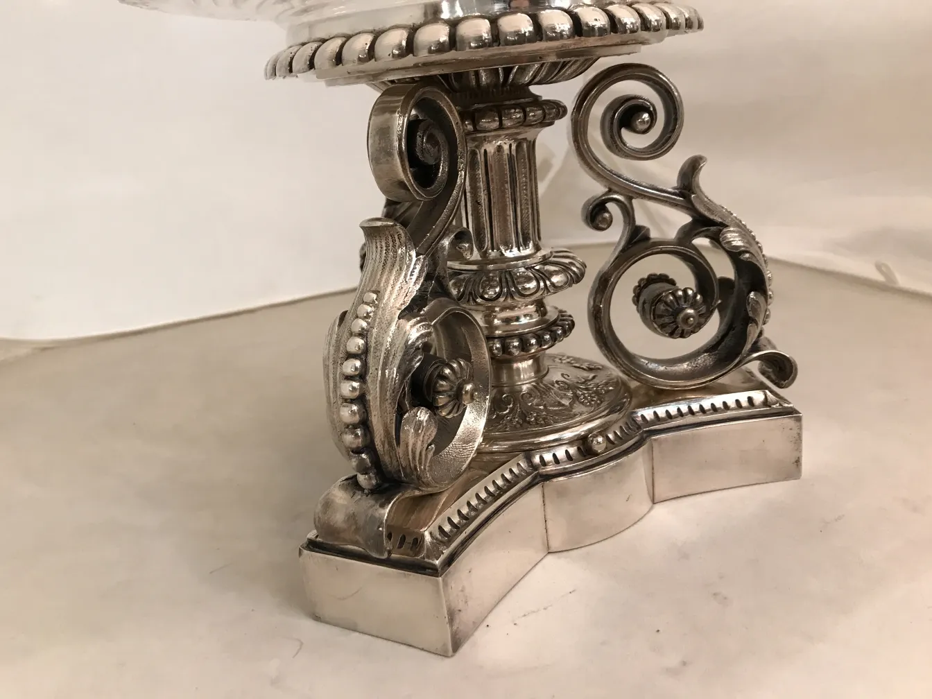 centrotavola decorativo antico christofle con dettagli ornamentali