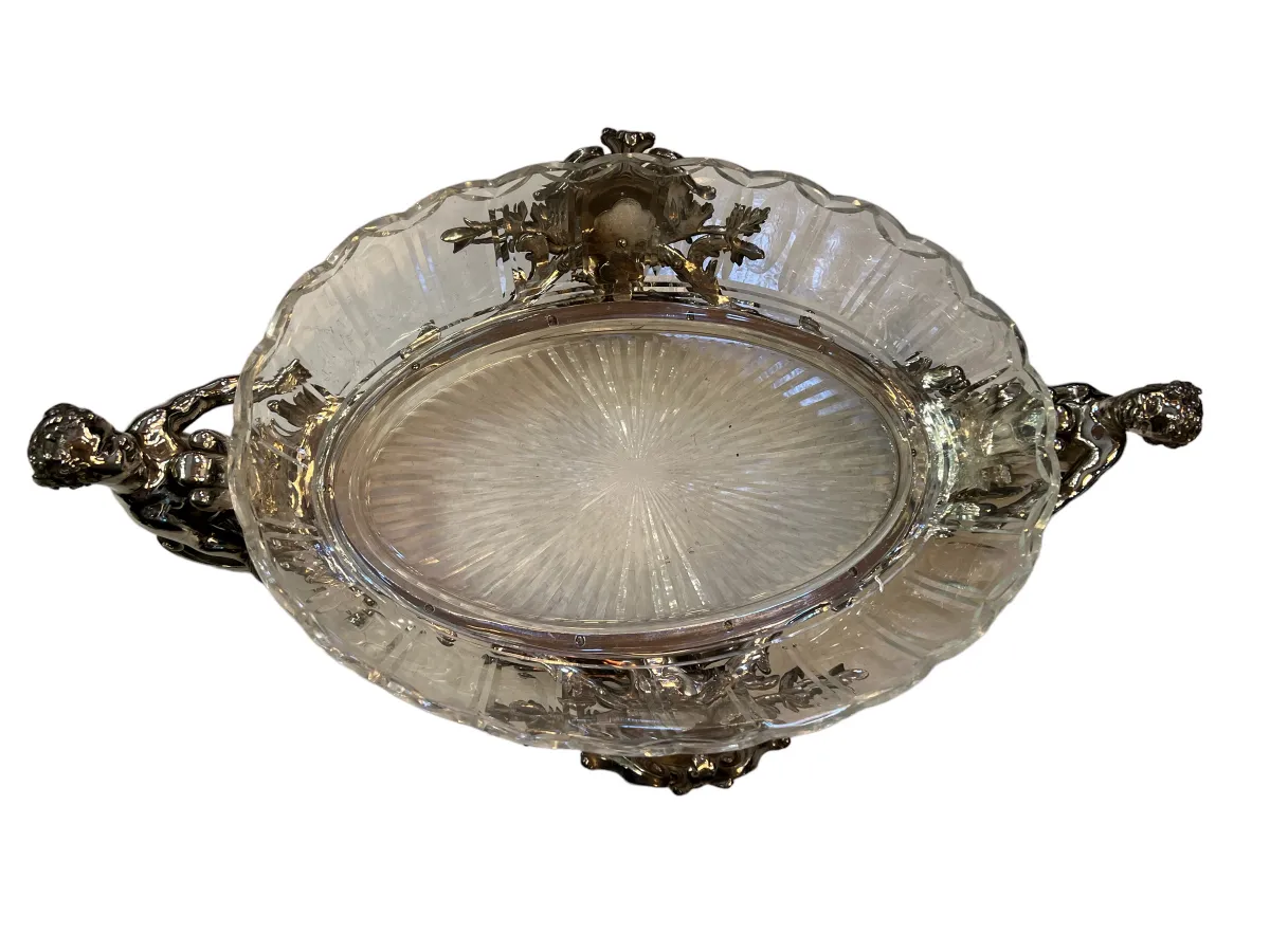 jardinera antigua con detalles decorativos en forma de figuras