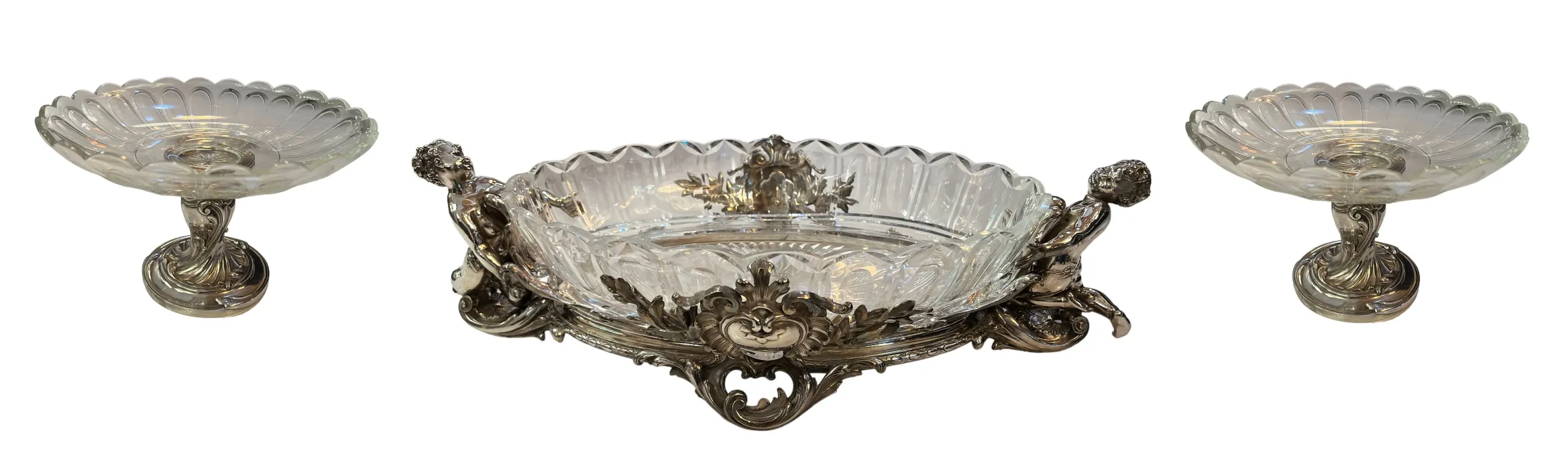 antiker blumentopf christofle mit dekorativen details und figuren