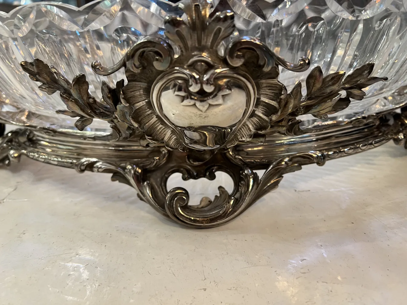 centro de mesa antigo christofle com detalhes decorativos