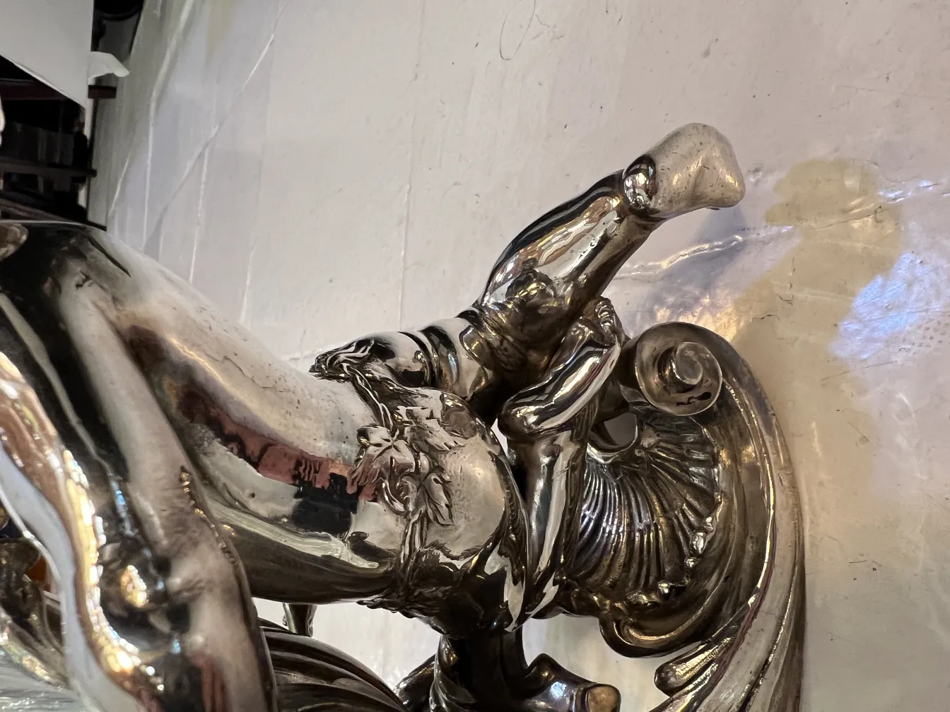 jardinera antigua Christofle con detallados adornos en un entorno elegante