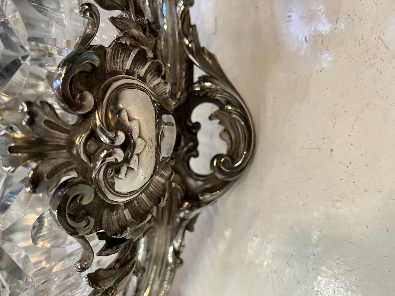 jardinera antigua de Christofle con detalles ornamentales en un ambiente elegante