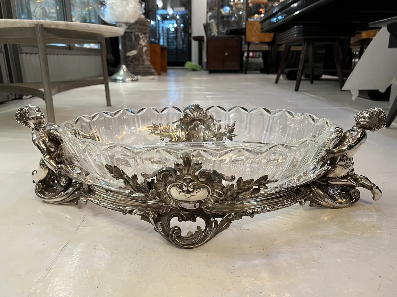 antiker blumentopf christofle mit ornamentalem detail und figuren