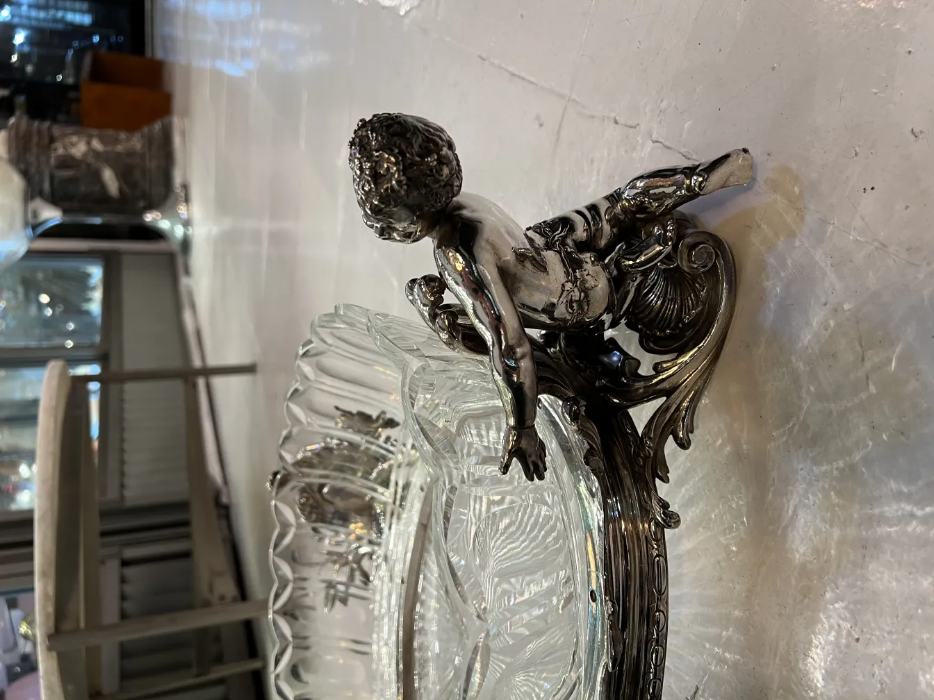 centre de table décoratif Christofle avec figurine d'enfant dans un cadre élégant