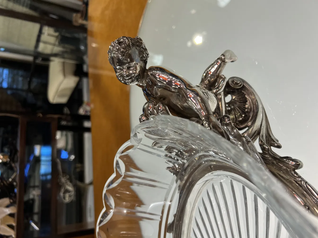 Centro de mesa antigo Christofle com figura decorativa na borda, elegante e detalhado.