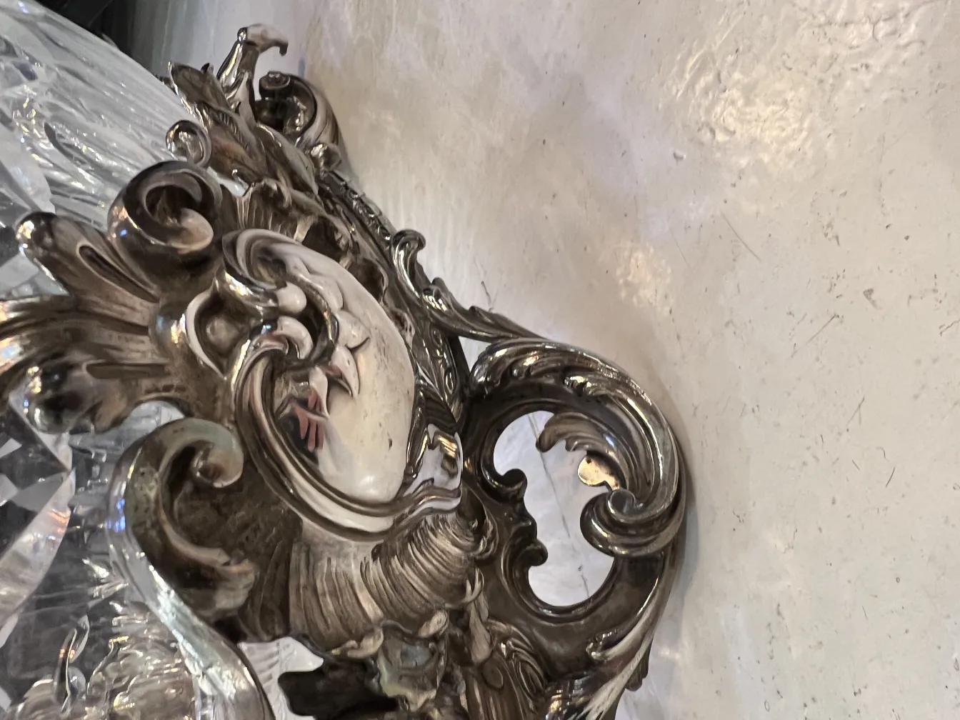 jardinera antigua Christofle con detalles elaborados en un ambiente elegante