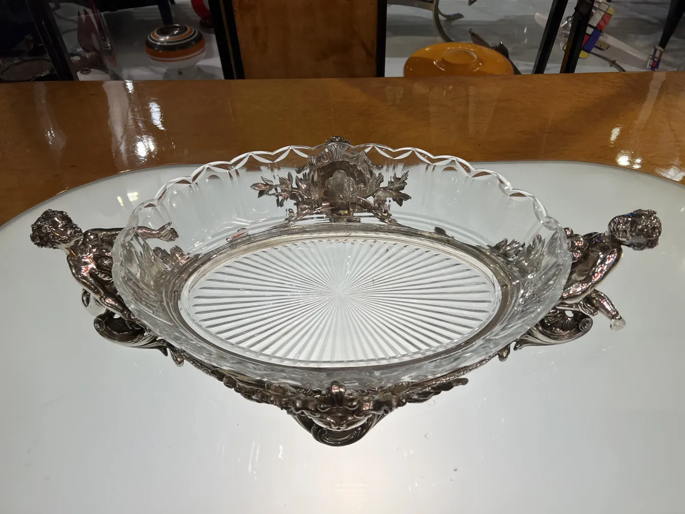 centro de mesa antigo Christofle com detalhes decorativos, elegante e refinado