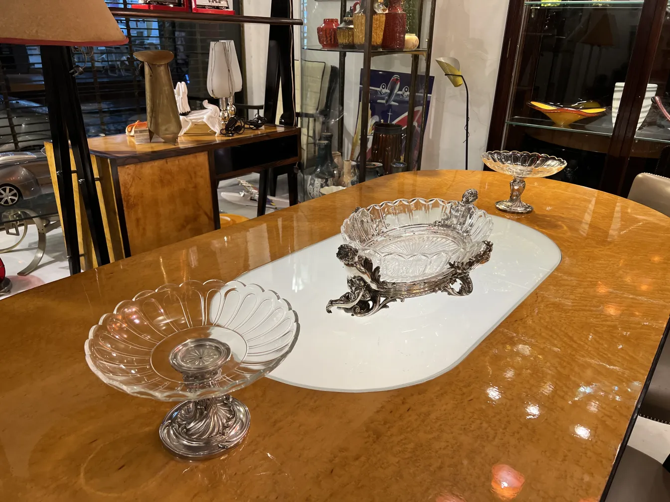 Centrotavola antico Christofle con decorazioni eleganti su un tavolo