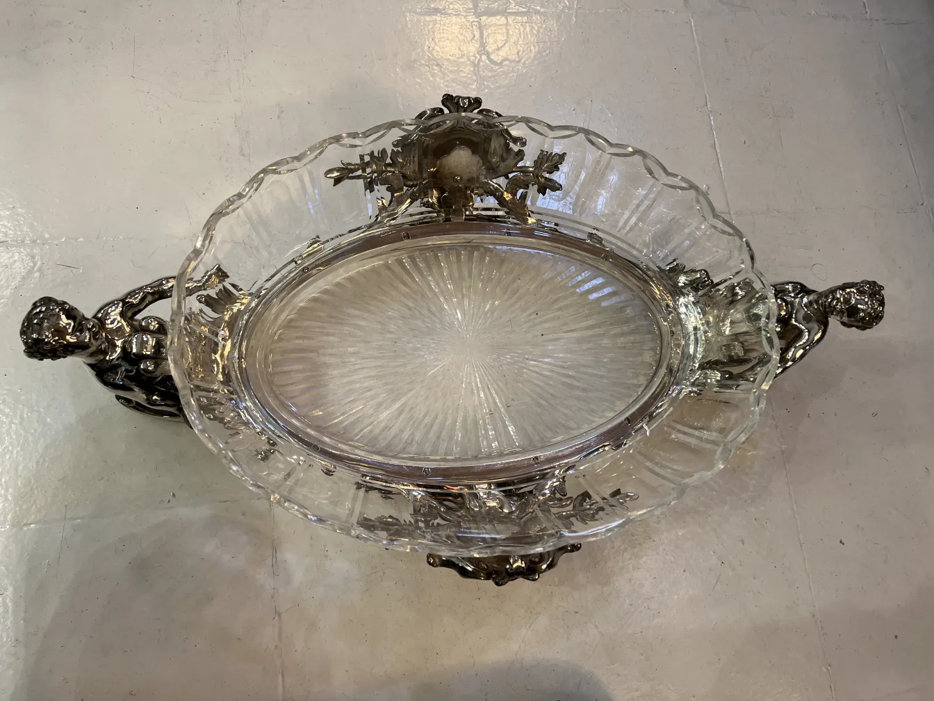 측면에 장식 피규어가 있는 중앙부 장식, 골동품 스타일