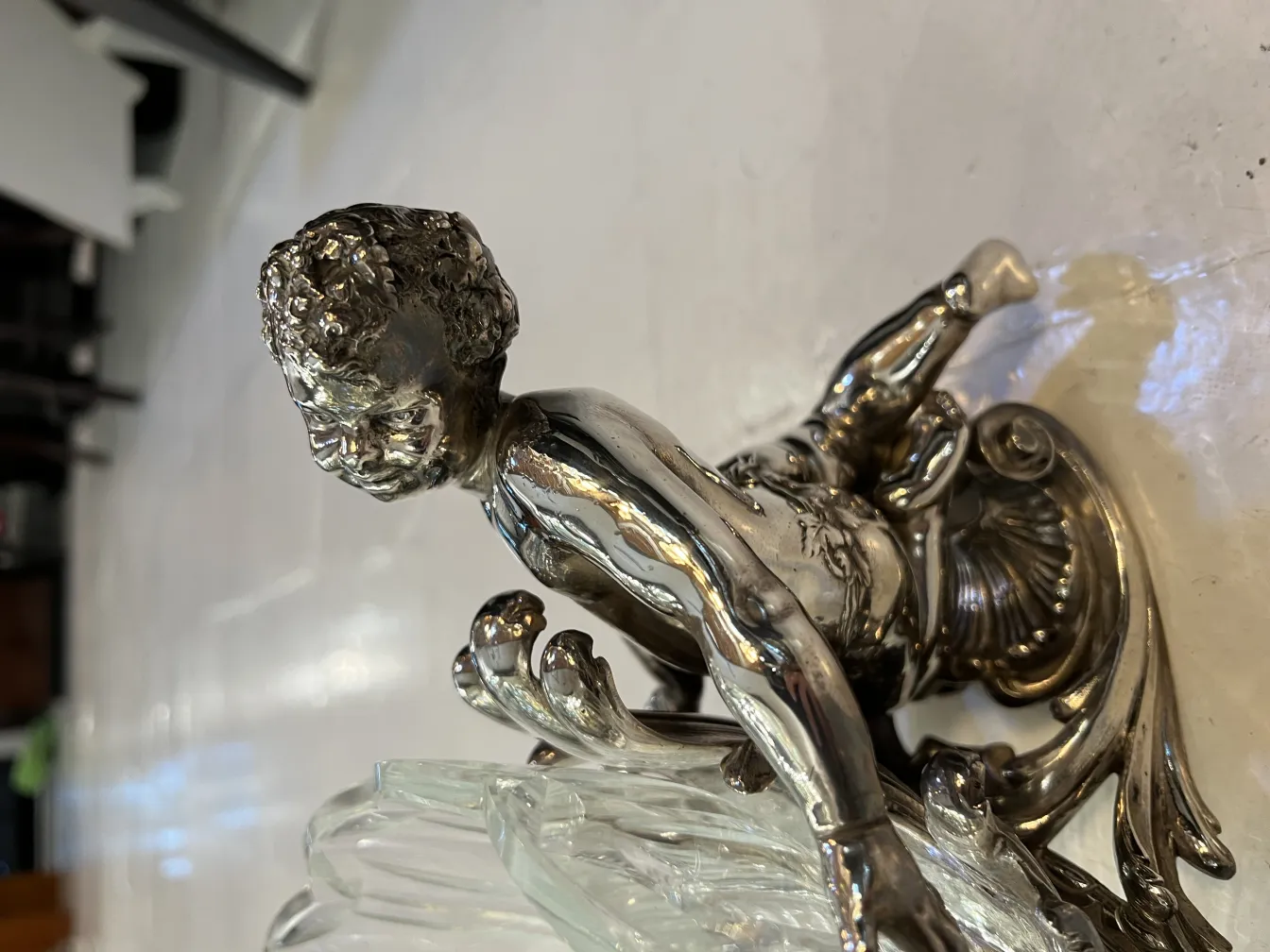 centro de mesa antigo christofle com figura decorativa em detalhe