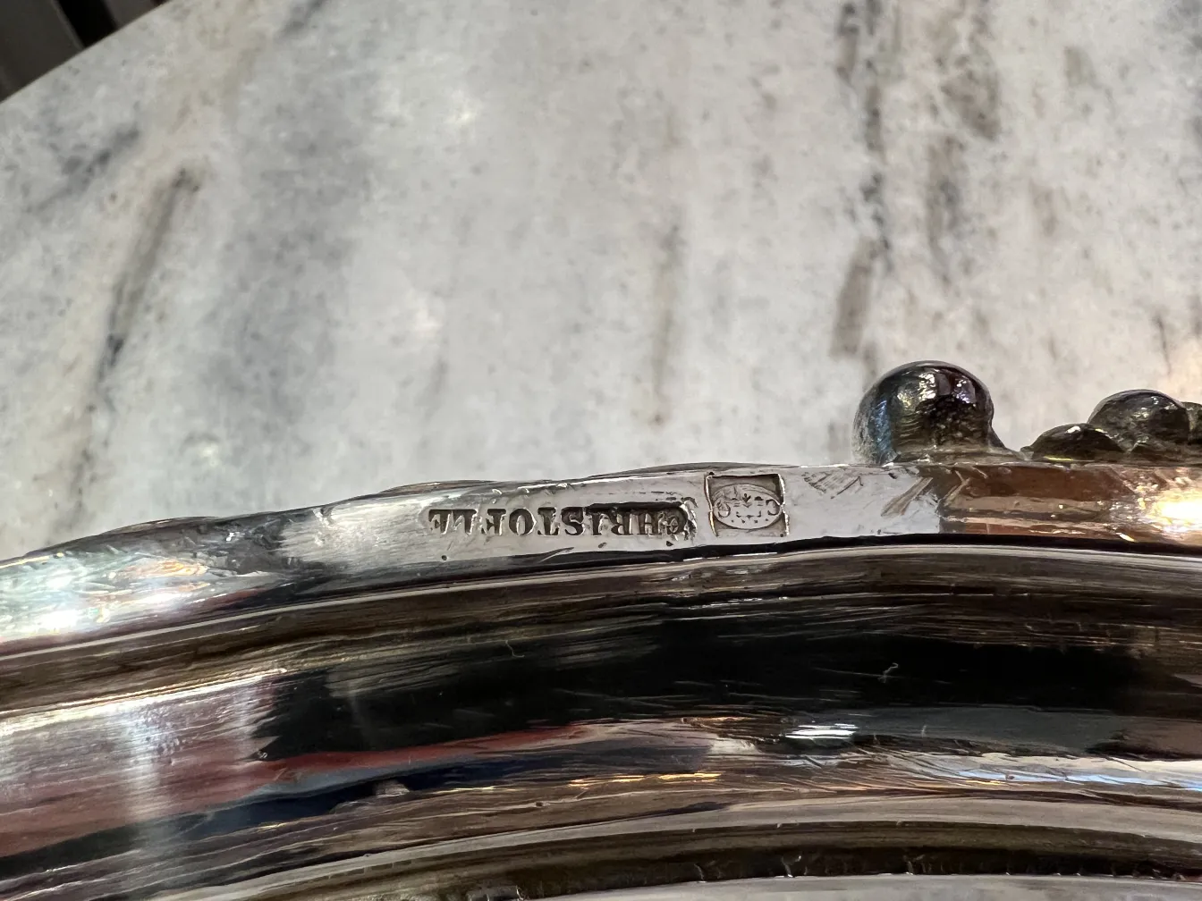 centro de mesa antigo Christofle com detalhes decorativos