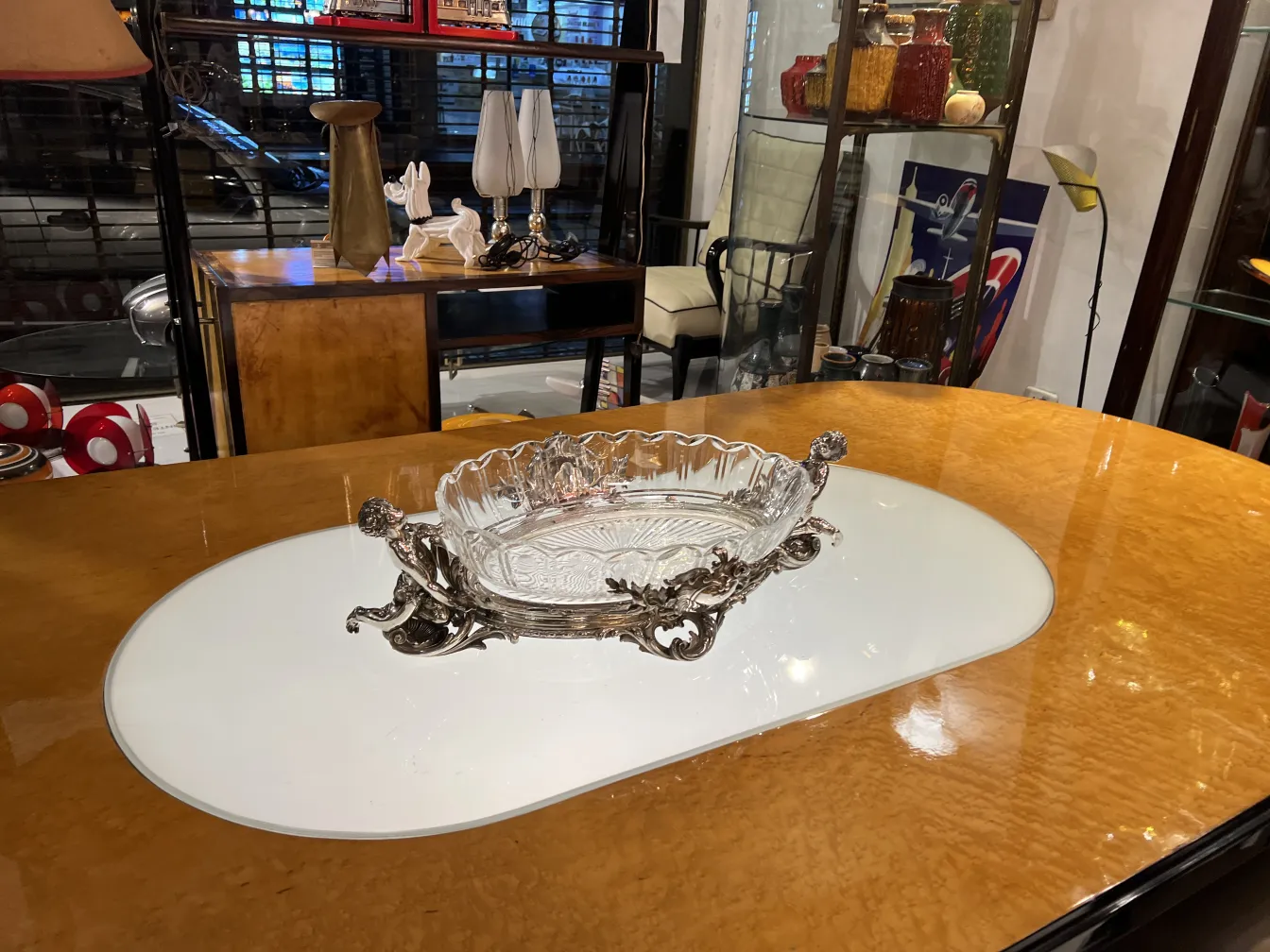 centro de mesa antigo christofle em mesa elegante, design detalhado, ambiente contemporâneo