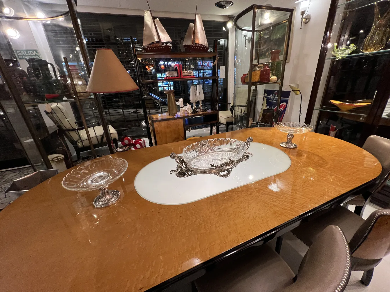 centre de table antique Christofle sur table avec plats décoratifs et lampe