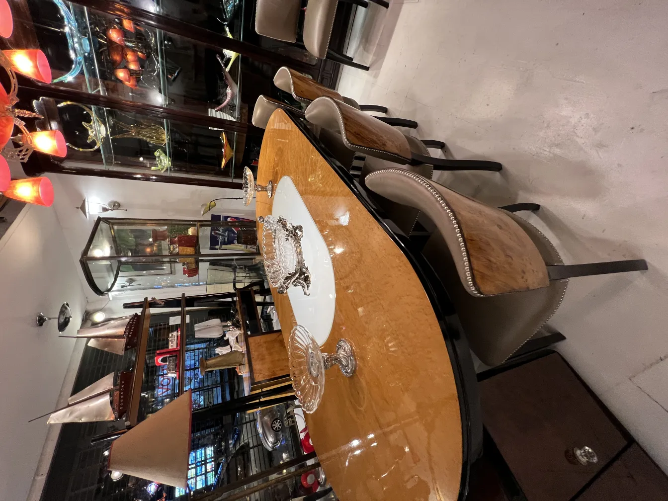 ancien centre de table christofle sur une table élégante avec divers décor