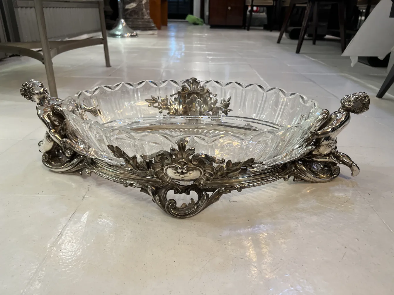 centro de mesa antigo christofle com detalhes decorativos e design elegante, em um ambiente clássico