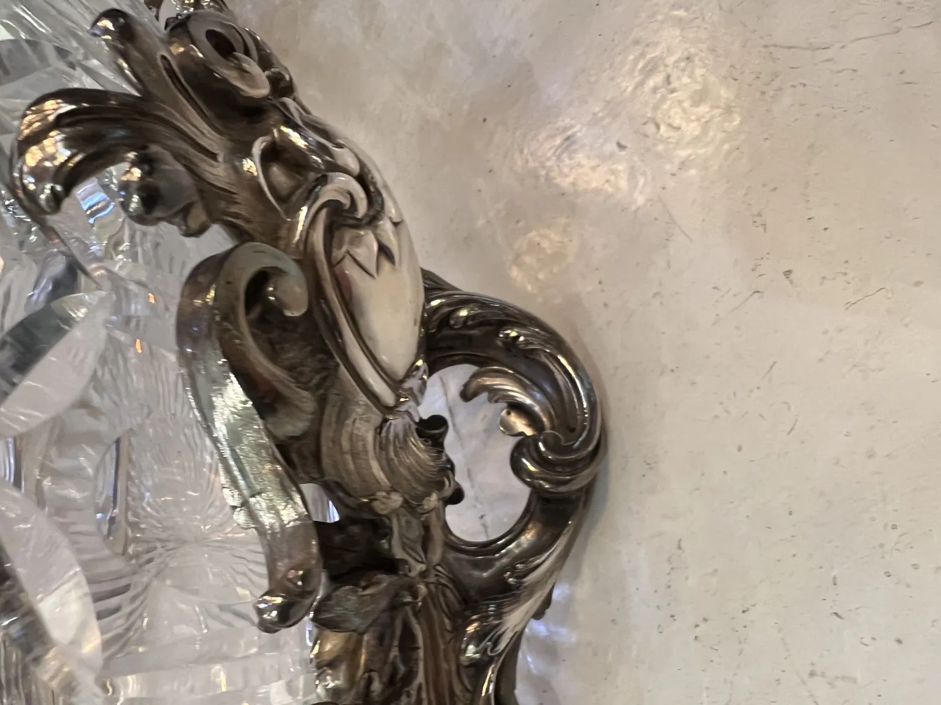 centro de mesa antigo Christofle com design decorativo, detalhes elegantes