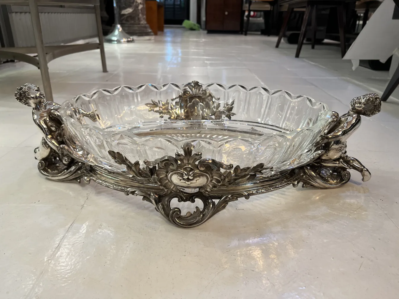 centrotavola antico Christofle con dettagli decorativi e figure, ambiente elegante