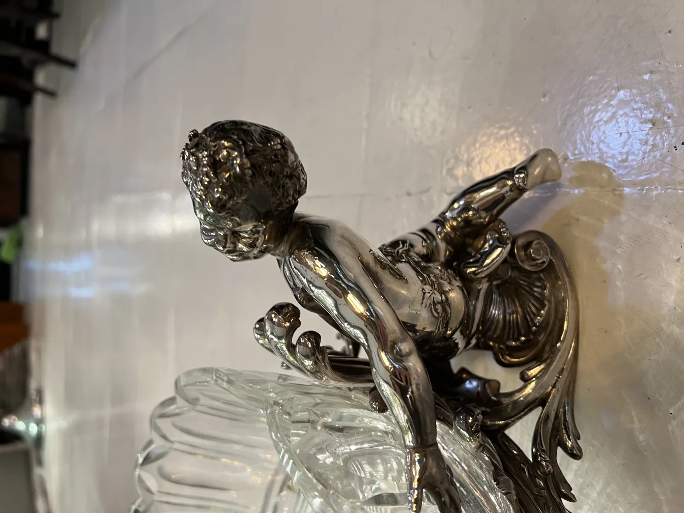 centre de table antique Christofle avec détail de figure décorative, environnement élégant