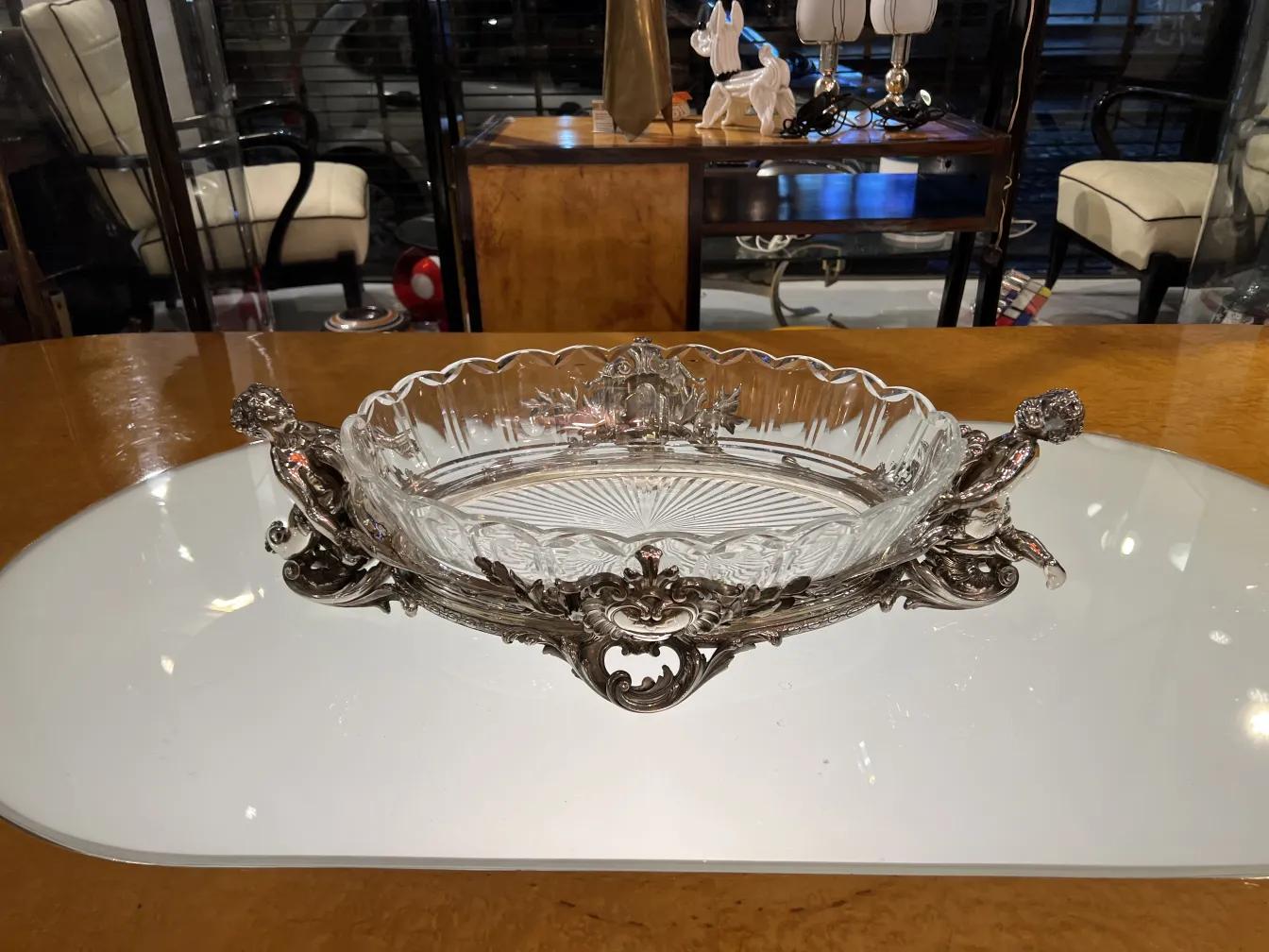 antiker Glastischmittelpunkt mit ornamentalen Details