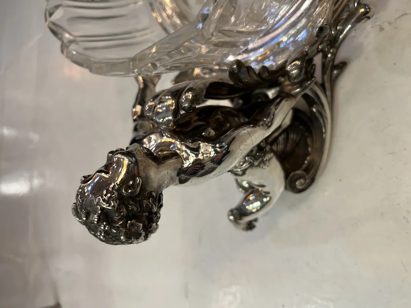 古老的中心装饰品christofle，具有美丽的浮雕设计和装饰细节