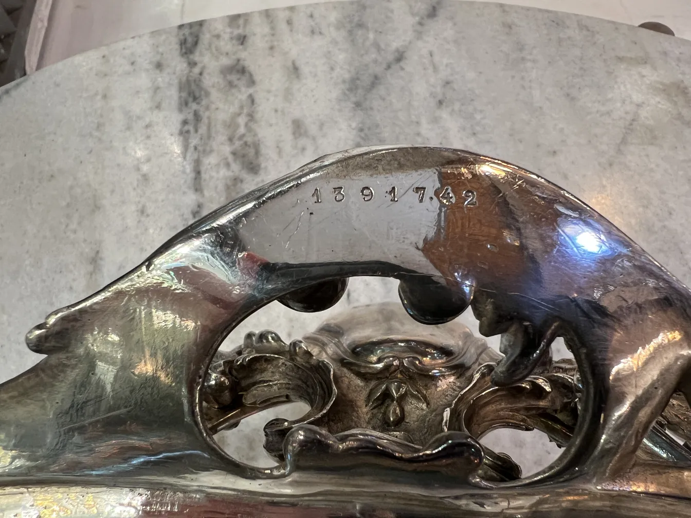 jardinera antigua Christofle con detalles complejos