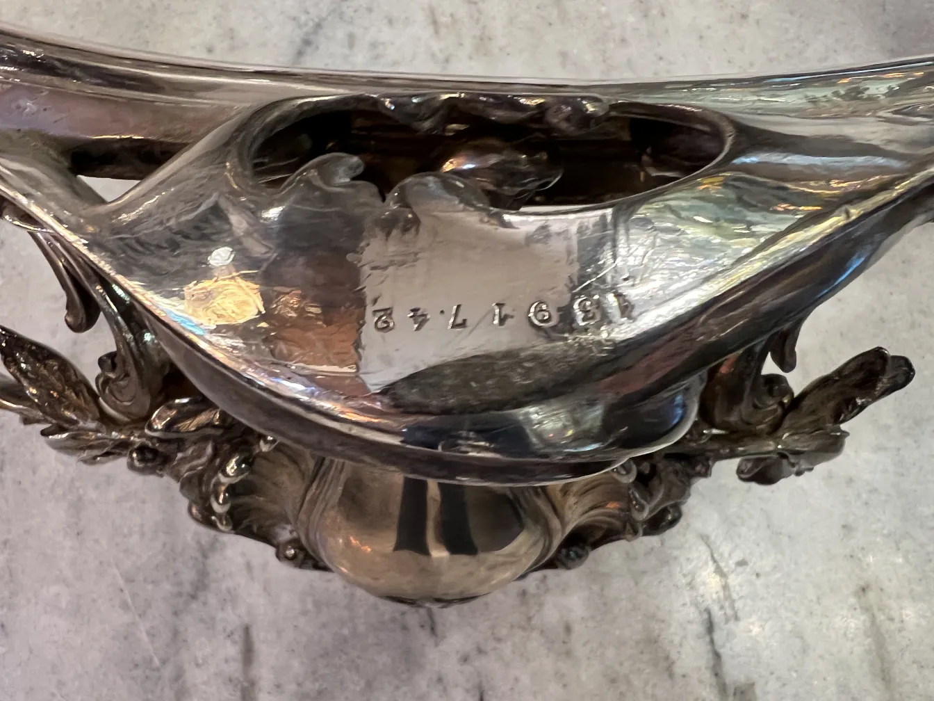 古董中心装饰品 Christofle 具有精美细节的优雅环境.