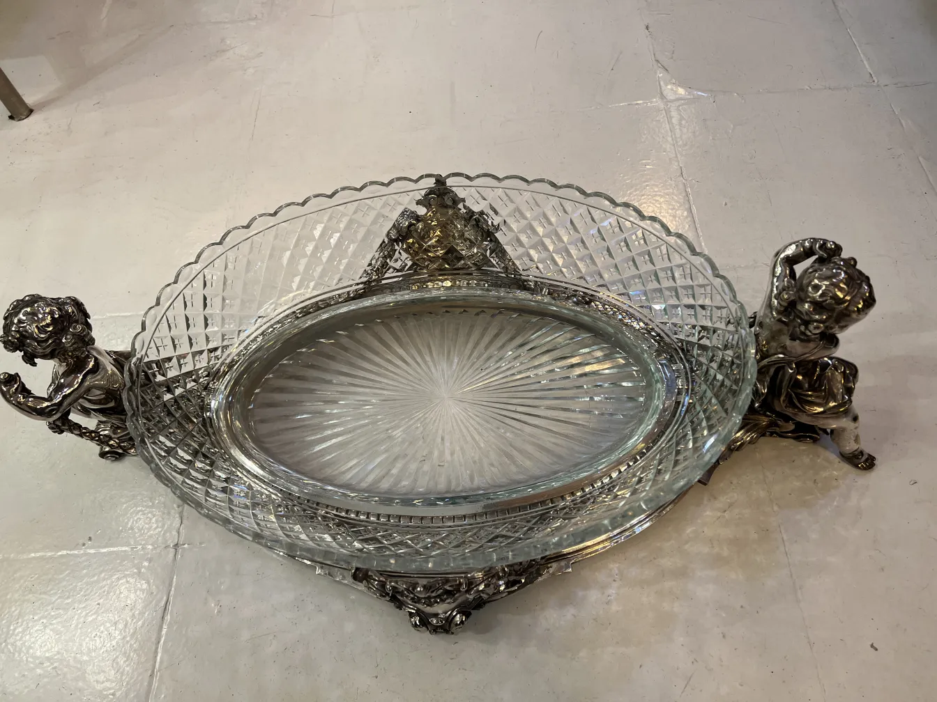 centre de table ancien avec détails ornementaux et forme ovale