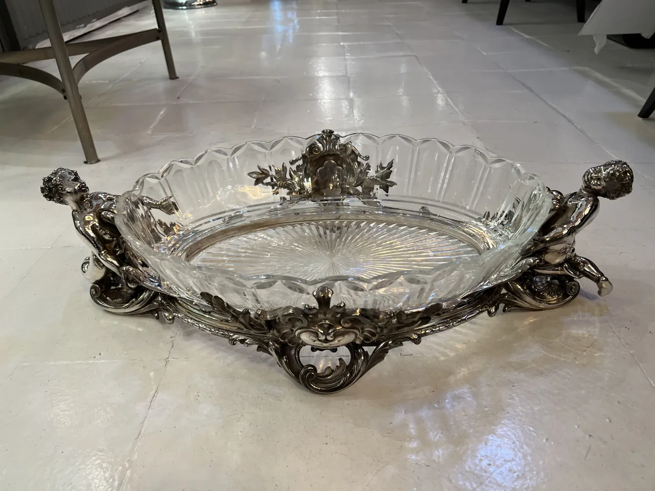 centre de table ancien Christofle avec des figures élégantes dans un cadre classique