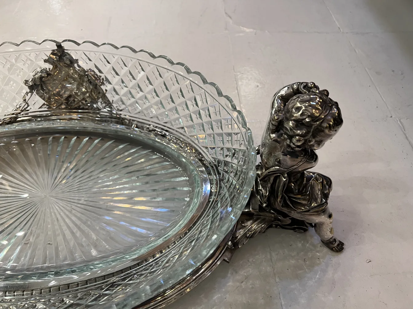 centre de table ancien avec détails élaborés et base décorative