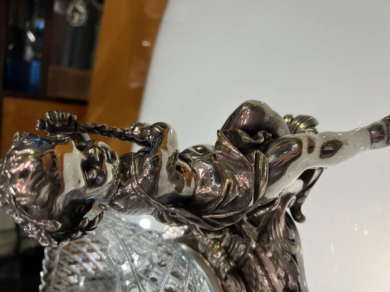 アンティークセンターピース Christofle、装飾的なフィギュアと複雑なディテール付き。