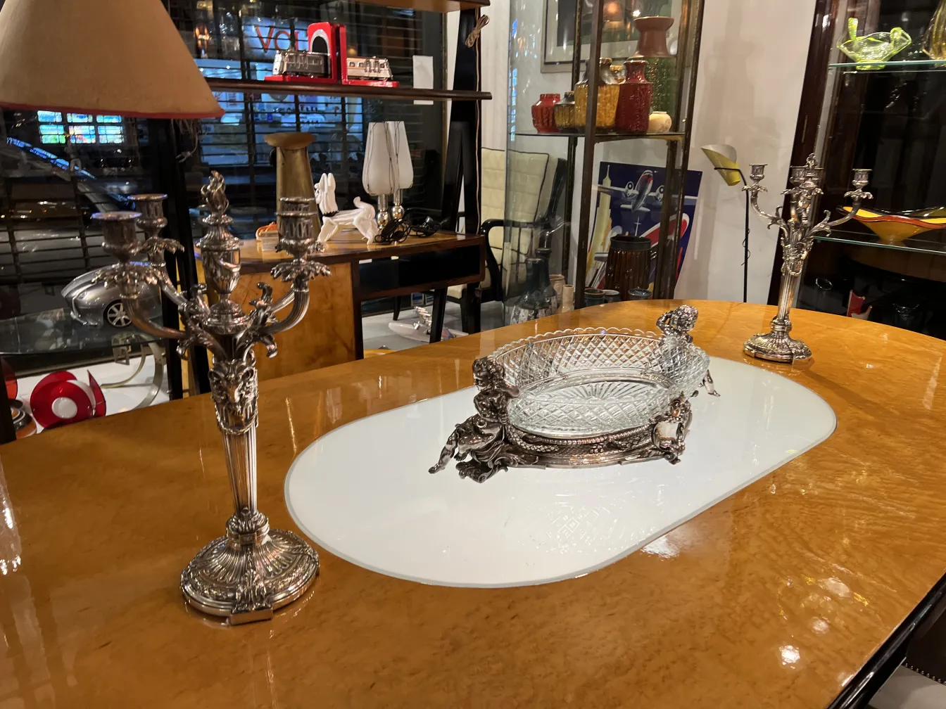 antik ovaler Blumentopf mit detailliertem Design auf einem eleganten Tisch