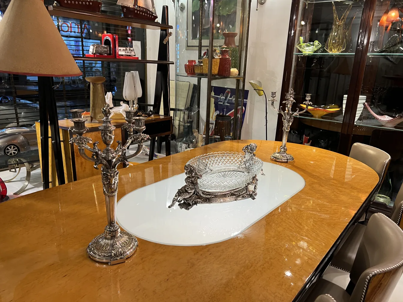 centro de mesa antigo Christofle em uma mesa elegante com castiçais