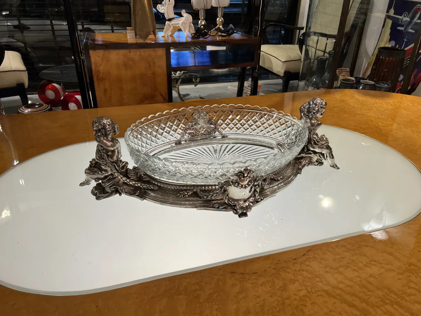 centre de table ancien avec chérubins et motifs décoratifs