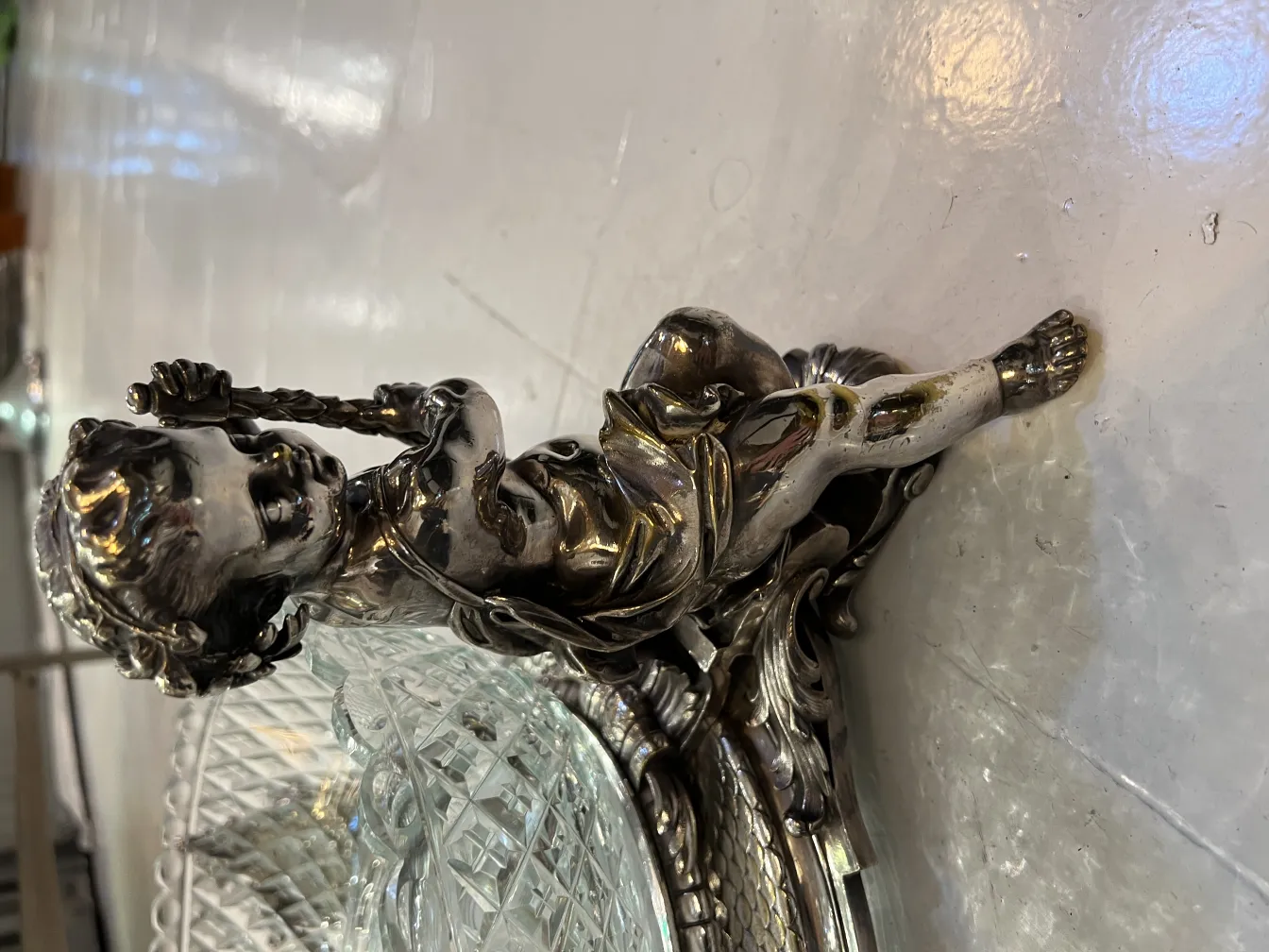 centre de table antique avec figure décorative, style classique