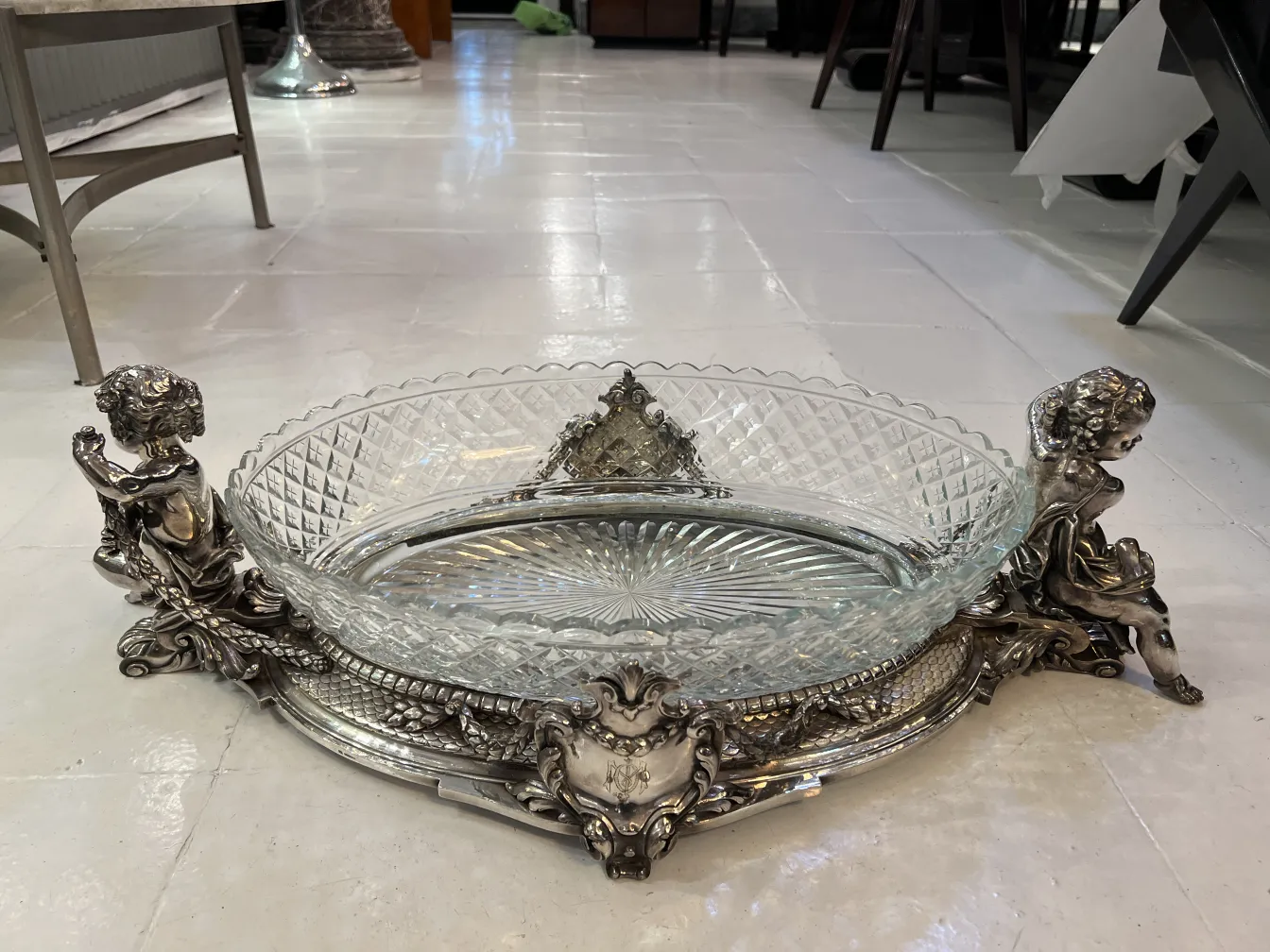 centre de table ancien avec figures décoratives et verre