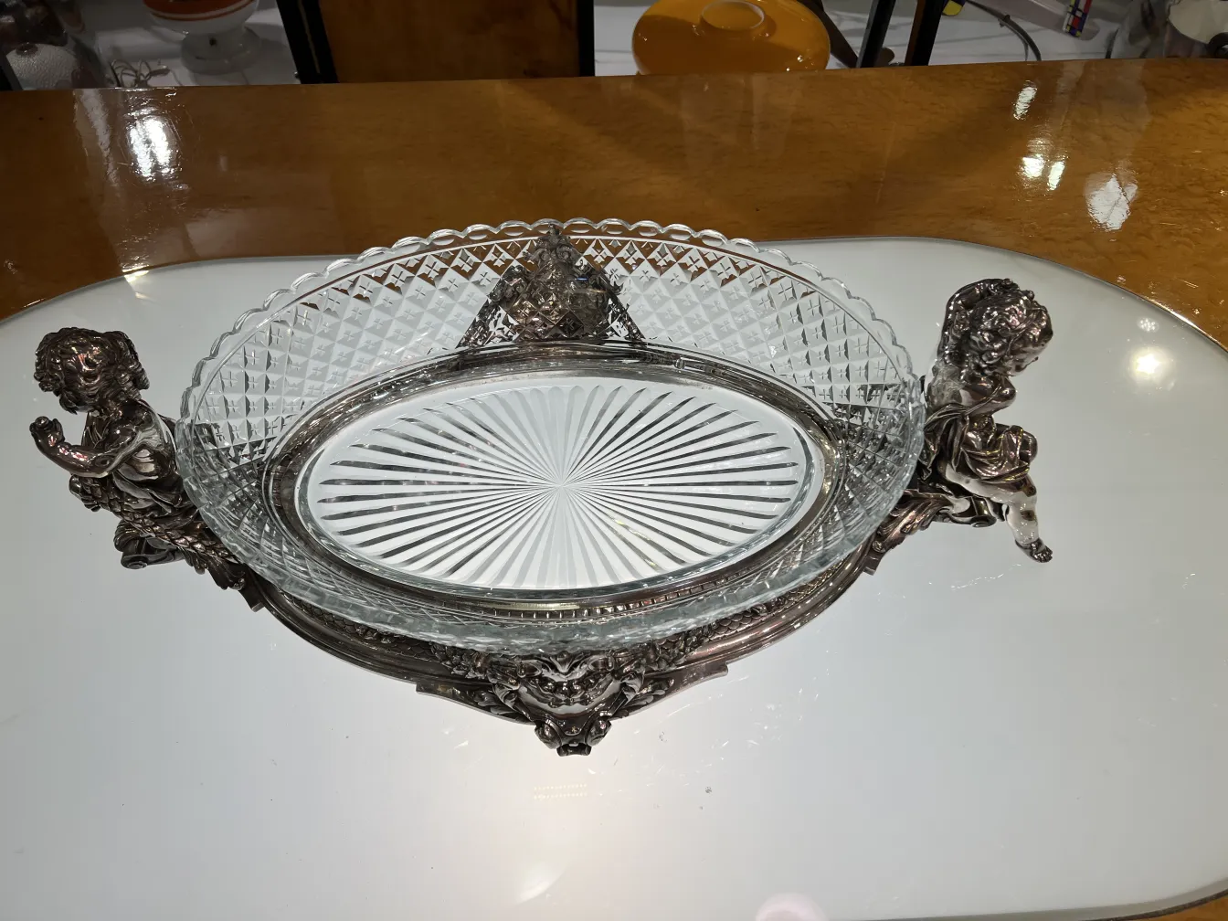 centre de table ancien avec détails décoratifs et verre