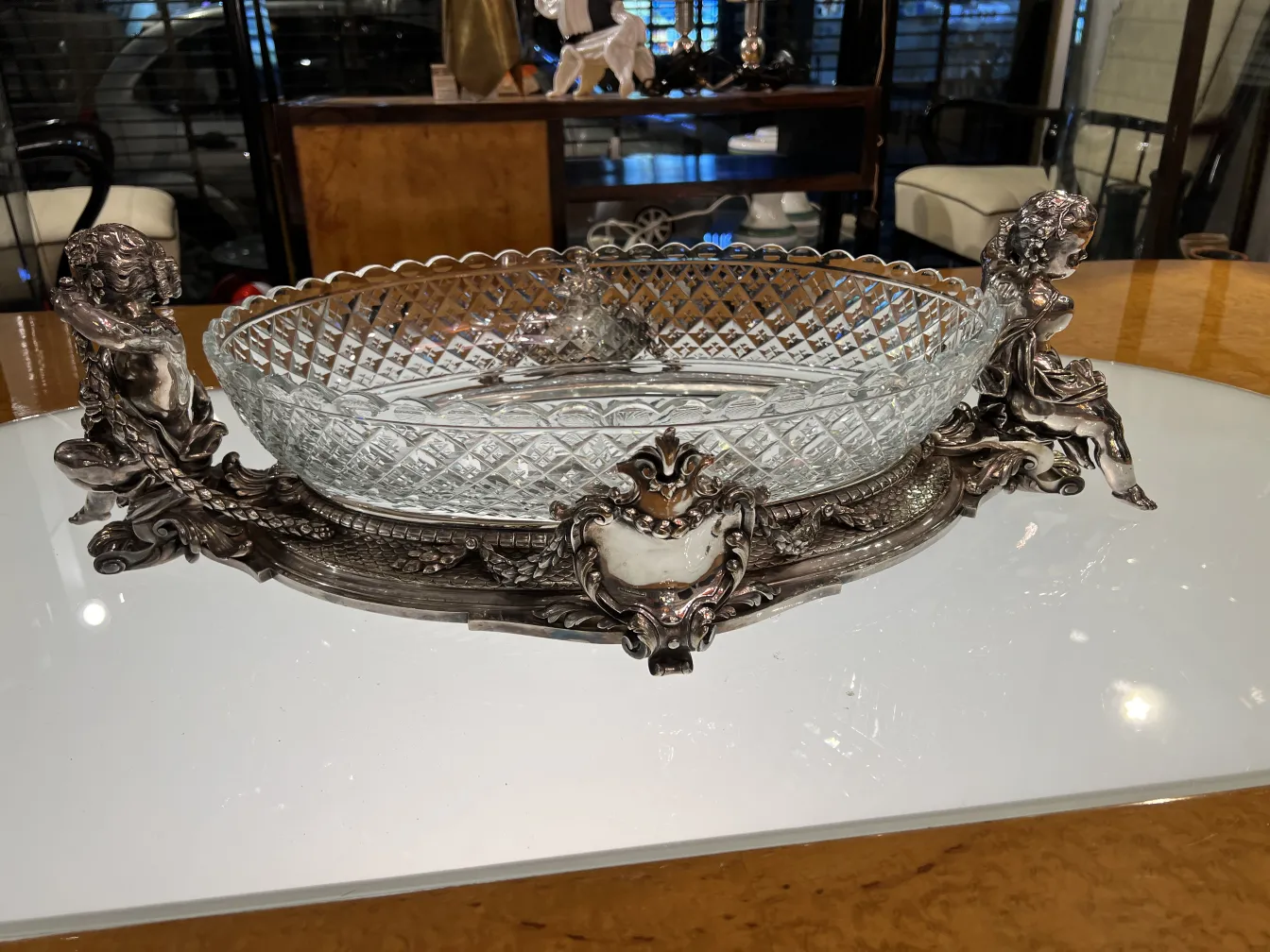 antik blumentopf mit dekorativen details, klassischer stil