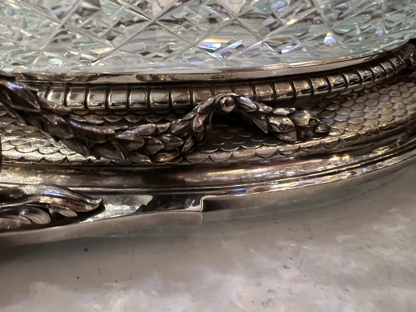 centro de mesa antigo com detalhes decorativos em metal