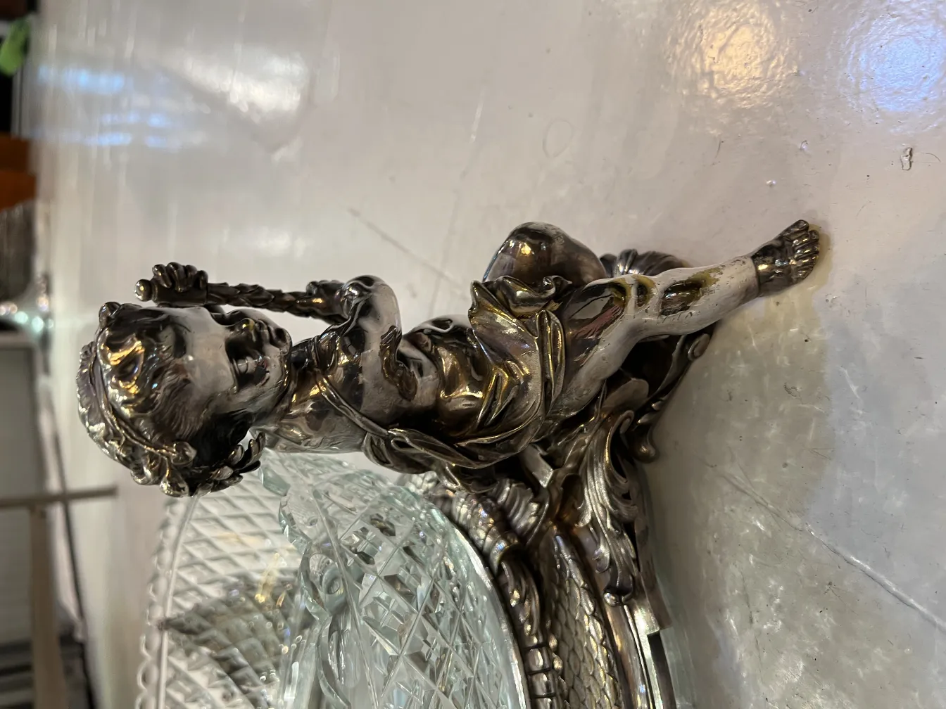 centro de mesa antigo com figura decorativa e detalhes elegantes