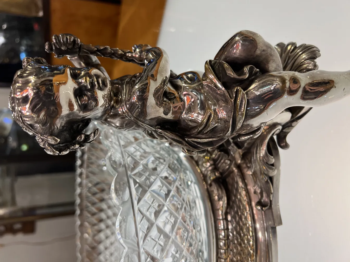 centrotavola antico Christofle con decorazione elaborata e figura