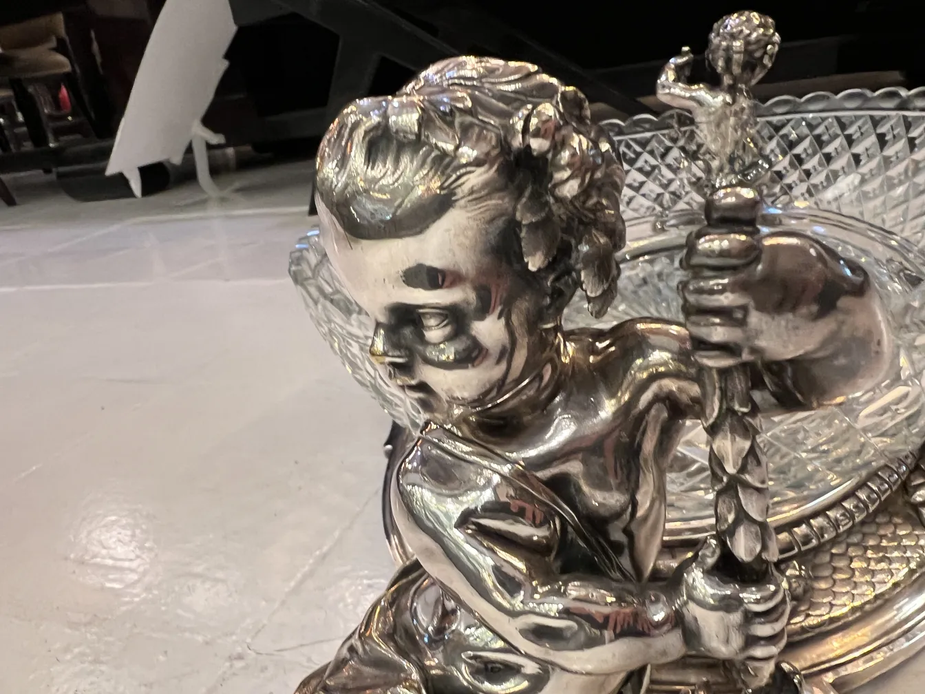 centrotavola antico di christofle con figura decorativa al centro, in un ambiente elegante